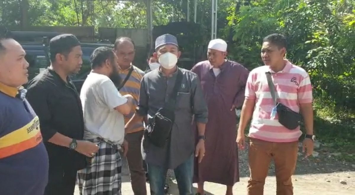 Buron pengadaan pupuk NPK (berkaos putih) saat dibekuk di Magetan. (Foto: Dok Kejati Jatim/jatimnow.com)