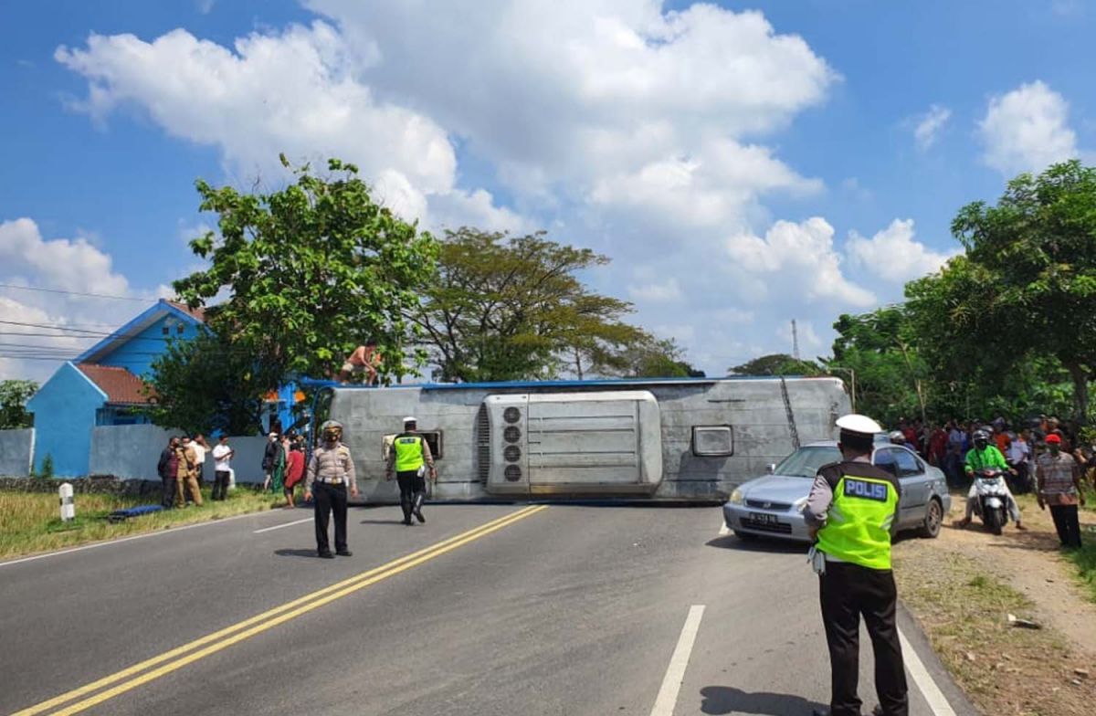 Bus Sugeng Rahayu yang terguling di Madiun (Foto: Unit Gakkum Satlantas Polres Madiun)