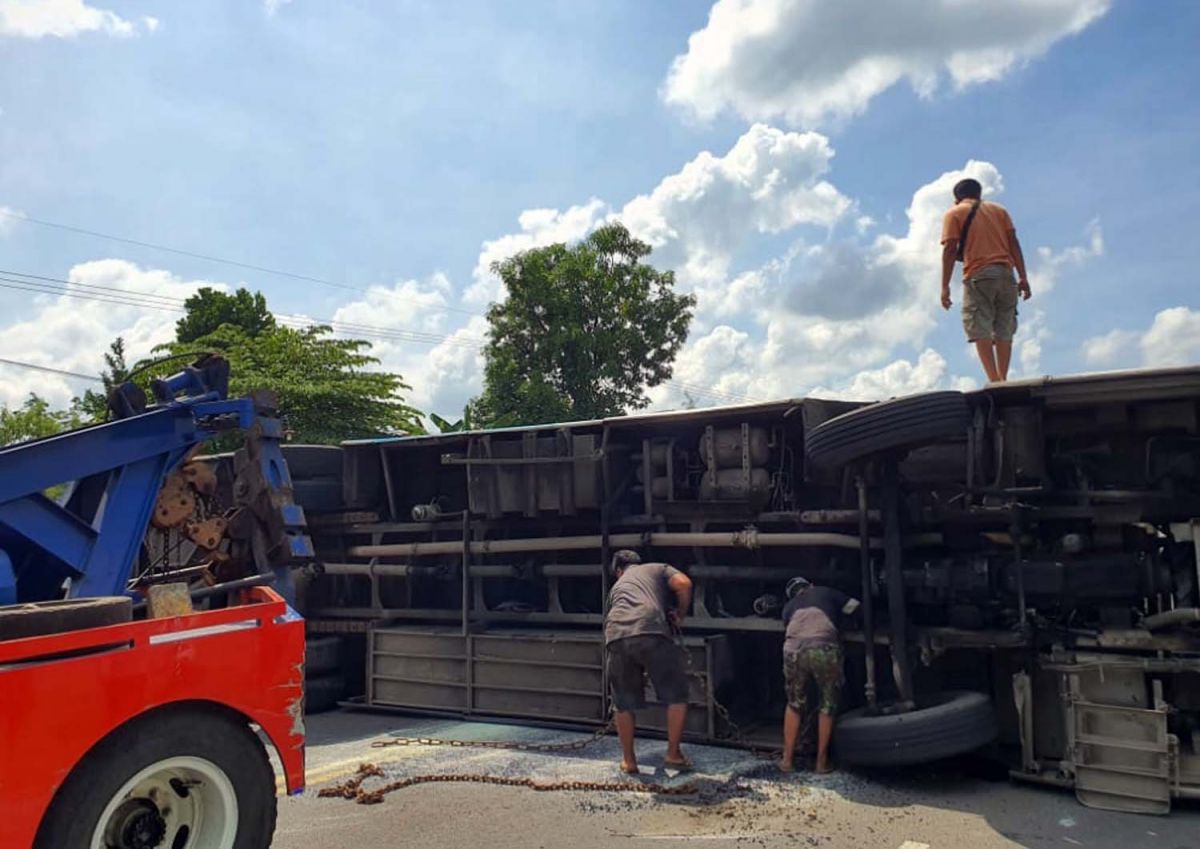 Bus Sugeng Rahayu terguling di Madiun (Foto: Unit Gakkum Satlantas Polres Madiun)