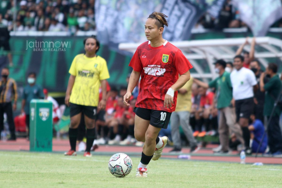 Bupati Trenggalek Mochamad Nur Arifin saat menggocek bola. (Foto: Sahlul Fahmi/jatimnow.com)