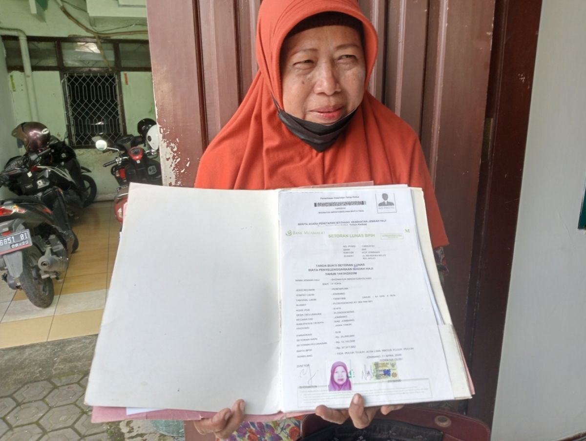 Salah satu calon jamaah haji asal Desa Plosogeneng, Kecamatan Jombang saat melakukan pelunasan di Kantor Kementerian Agama Kabupaten Jombang.(Foto: Elok Aprianto)