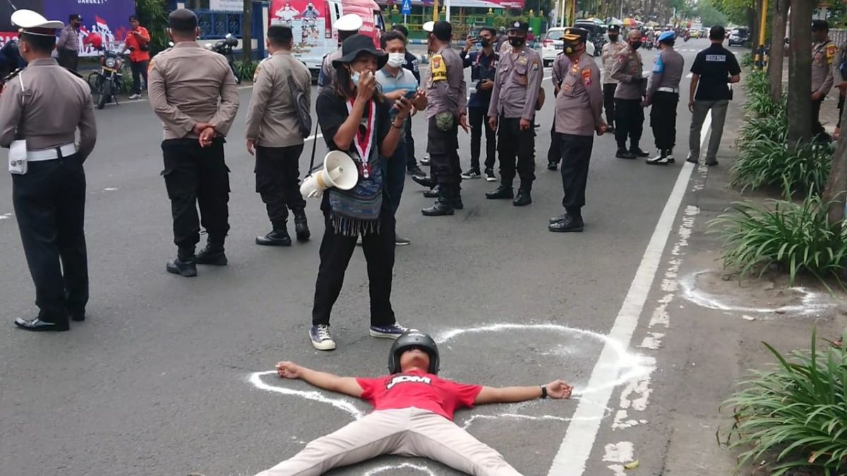 Mahasiswa saat melakukan aksi teatrikal di depan Pemkab Tulungagung. (Foto: Bramanta Pamungkas/jatimnow.com)
