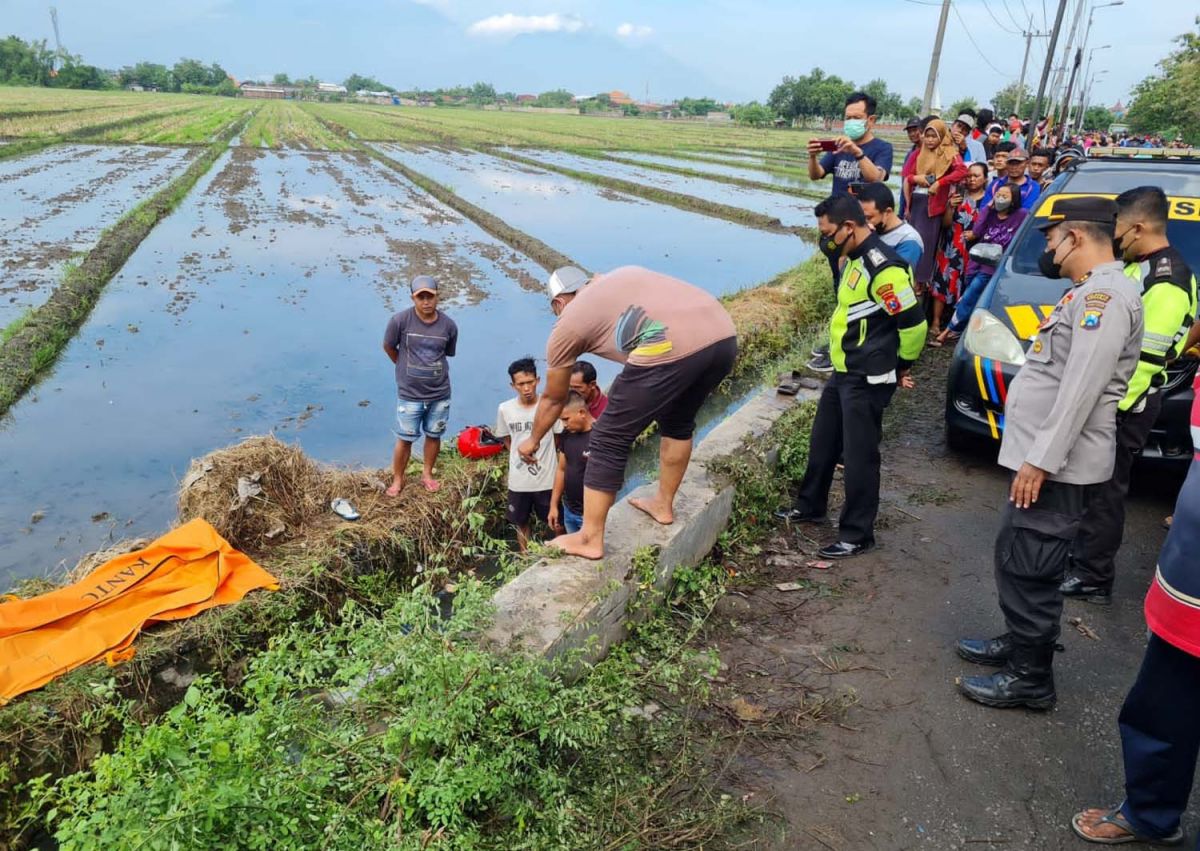 Proses evakuasi mayat dua pria di Sidoarjo (Foto: Satlantas Polresta Sidoarjo)