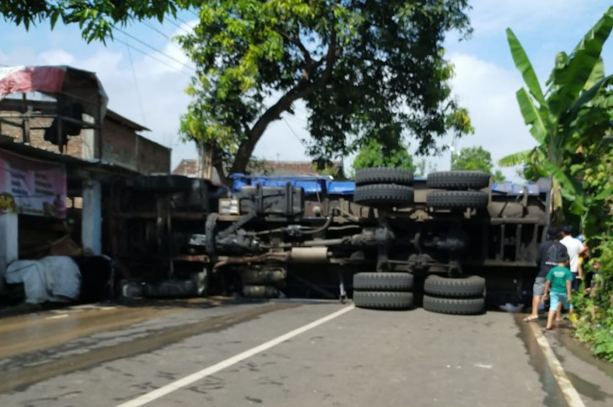 Dump truck Nopol M 8148 UG menghantam 12 rumah di pinggir jalan raya. (Foto-foto: Satlantas Polres Pasuruan for jatimnow.com)