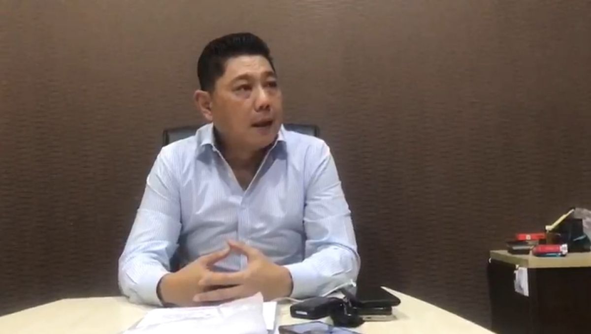 Eduard Rudy Suharto, kuasa hukum Tatok Poerwanto, korban dugaan malpraktek dokter dan klinik mata di Surabaya.(Foto: Zain Ahmad)