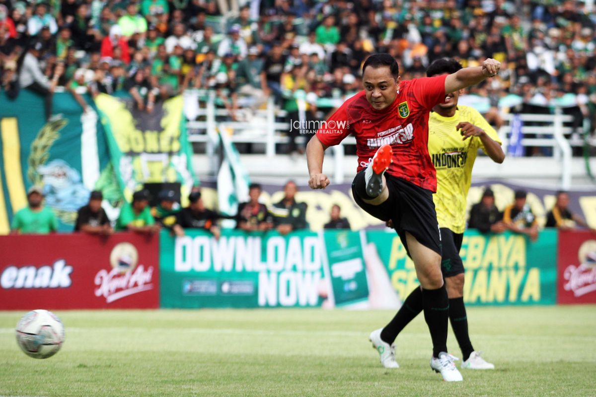 Foto: Detik-detik Wali Kota Surabaya Eri Cahyadi Membobol Gawang Tim Bonek