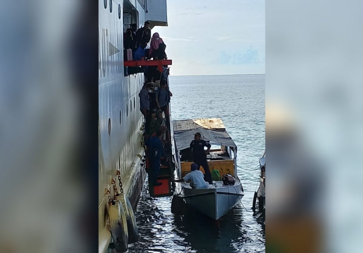Proses evakuasi penumpang KMP Sabuk Nusantara yang kandas di Perairan Setabok, Sumenep. (Foto: UPP Kelas III Sapeken/jatimnow.com)