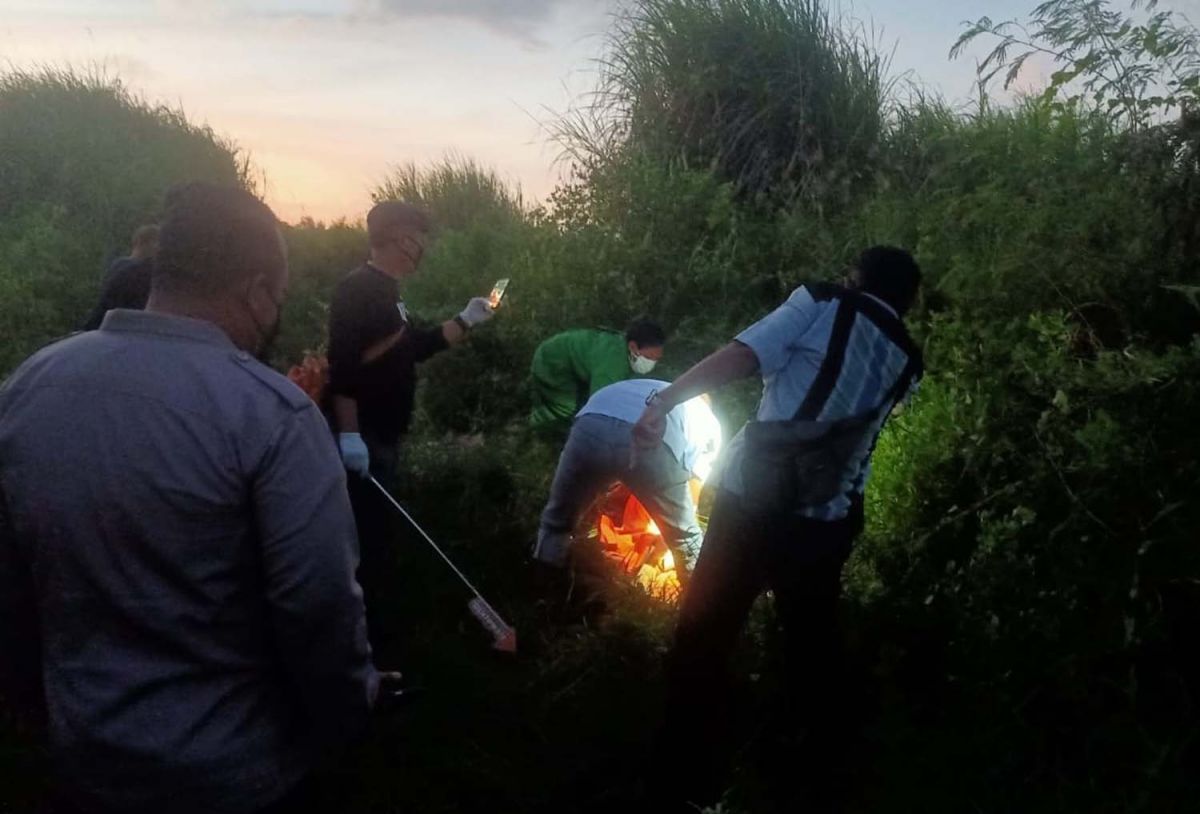 Proses identifikasi dan evakuasi mayat pria misterius di Sidoarjo (Foto: Polsek Jabon)