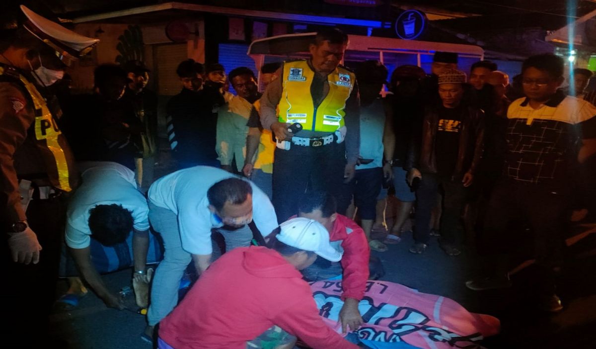 Petugas sedang mengevakuasi korban tabrakan. (Foto: Satlantas Polresta Sidoarjo for jatimnow.com)