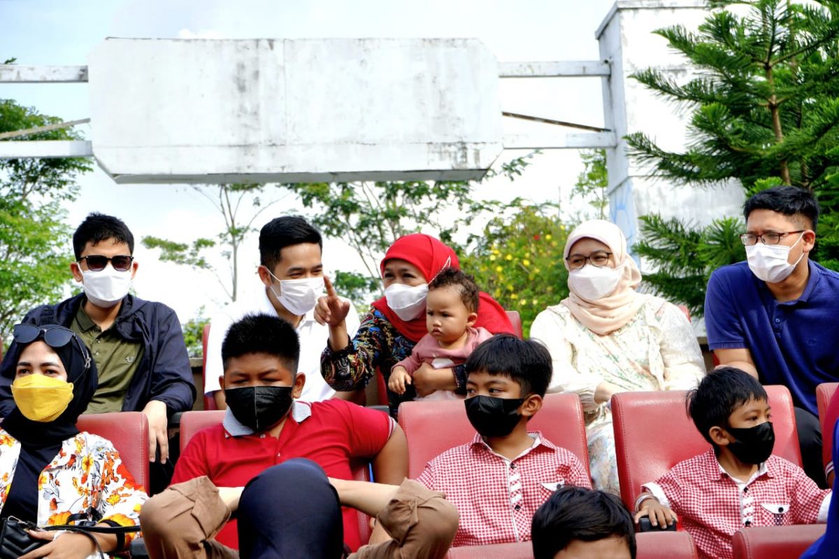 Momen Gubernur Khofifah ajak sang cucu berlibur ke Jatim Park. (Foto-foto: humas Pemprov Jatim/jatimnow.com)