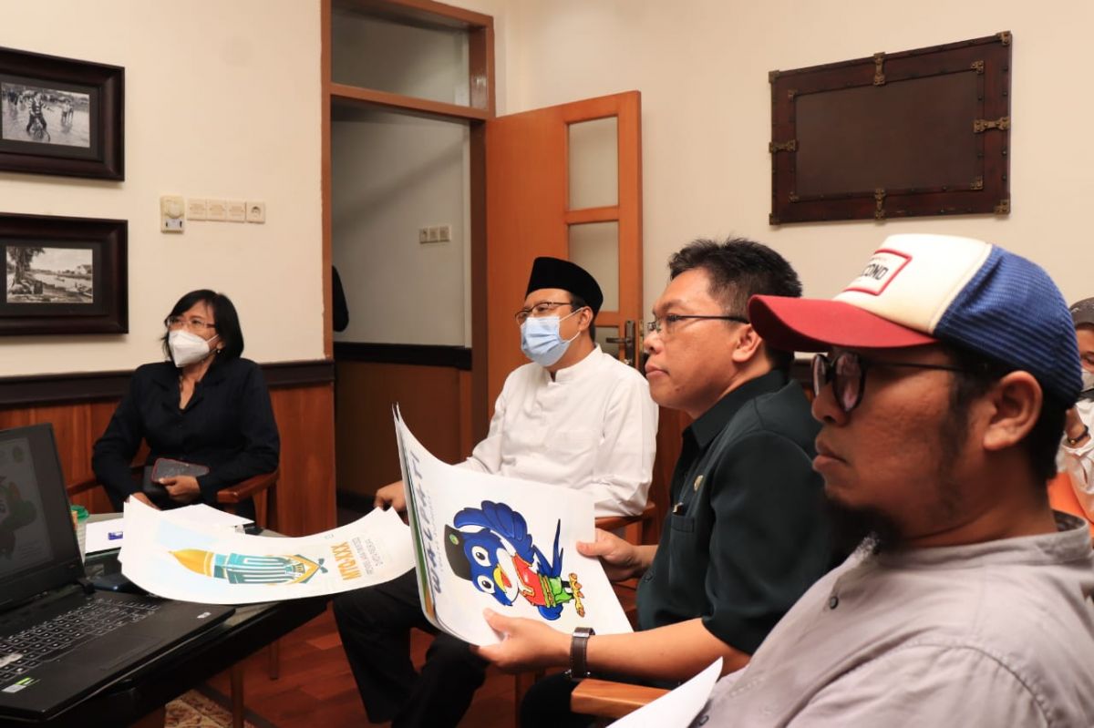 Wali Kota Pasuruan Saifullah Yusuf (Gus Ipul) bersama dewan juri lomba logo dan maskot MTQ XXX Jawa Timur 2023.(Foto: Humas Pemkot Pasuruan)