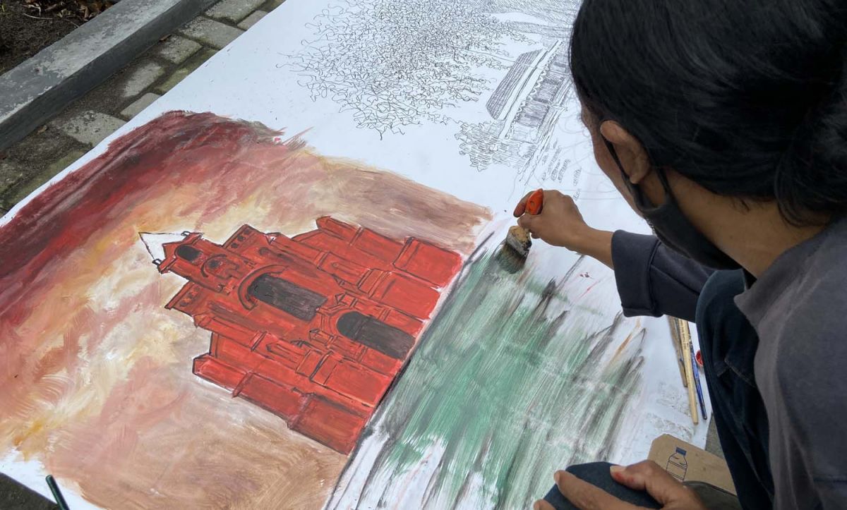 Salah satu perupa di Kota Kediri menggambar Gereja Merah (Foto-foto: Yanuar Dedy/jatimnow.com)