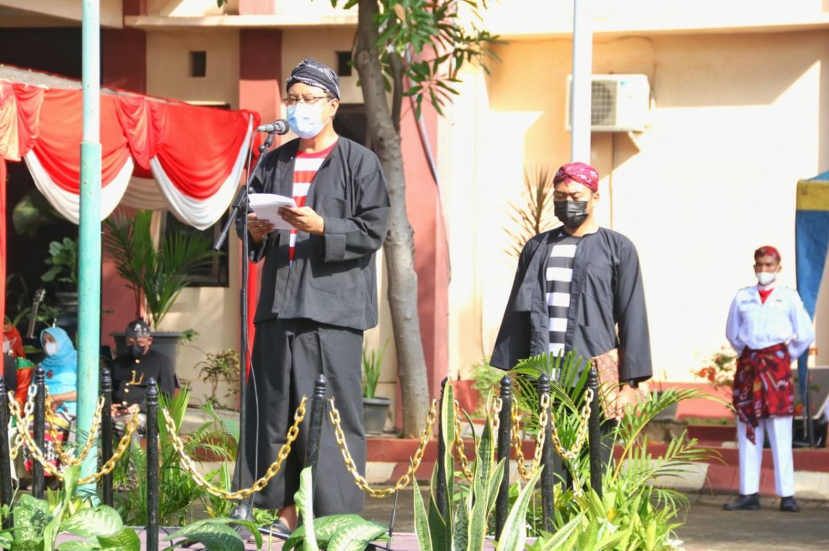 Gus Ipul memimpin upacara Hari Pendidikan Nasional di Lapangan BKD Kota Pasuruan. (Foto: Humas Pemkot Pasuruan/jatimnow.com)