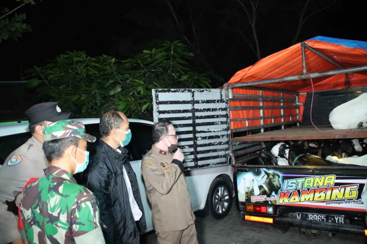 Polisi mengamankan pikap yang mengangkut hewan ternak di Stasiun Karantina Pertanian di Kecamatan Labang, Bangkalan, Kamis (12/05/2022) malam. (Foto: Humas Polres Bangkalan)