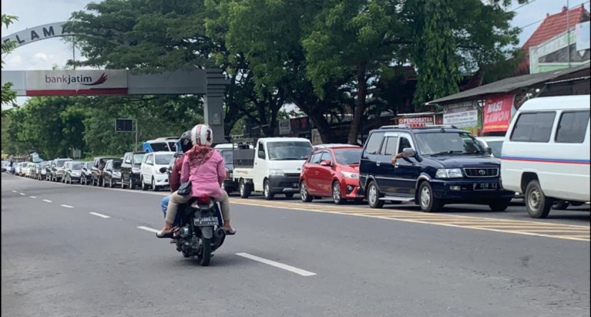 Kepadatan lalu lintas di jalan Ponorogo (Foto: Mita Kusuma/jatimnow.com)