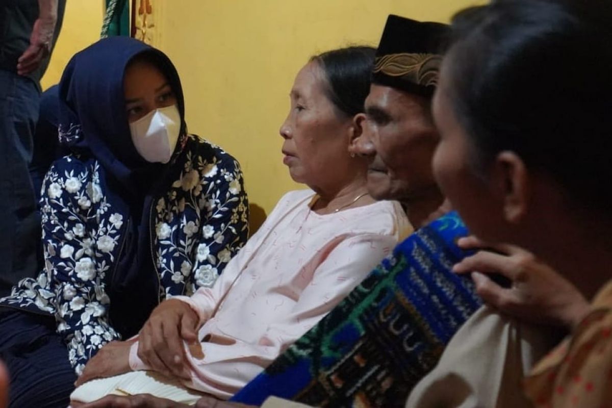 Wali Kota Mojokerto Ika Puspitasari (Ning Ita) saat menemui warga yang rumahnya terbakar (Foto-foto: Diskominfo Kota Mojokerto for jatimnow.com)