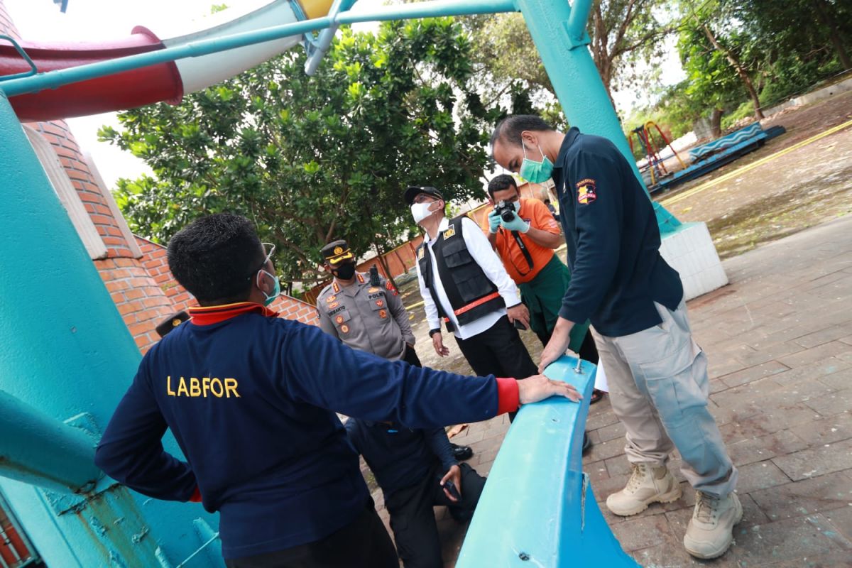 Tim Labfor Mabes Polri Cabang Surabaya atau Polda Jatim saat menggelar olah TKP di seluncuran KenPark Surabaya. (Foto: Humas Polda Jatim for jatimnow.com)