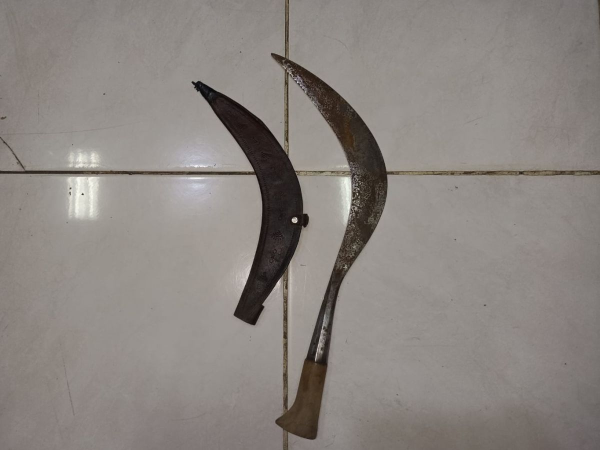 Celurit yang digunakan tersangka untuk melawan petugas saat hendak ditangkap. (Foto: Humas Polres Probolinggo)