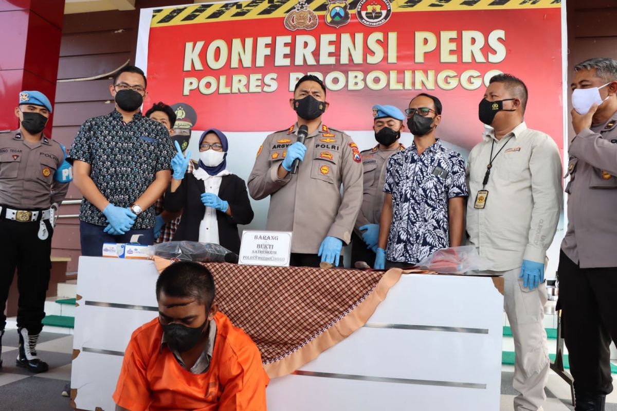 Pelaku pembunuhan dan barang bukti dibeber di Mapolres Probolinggo (Foto: Humas Polres Probolinggo)