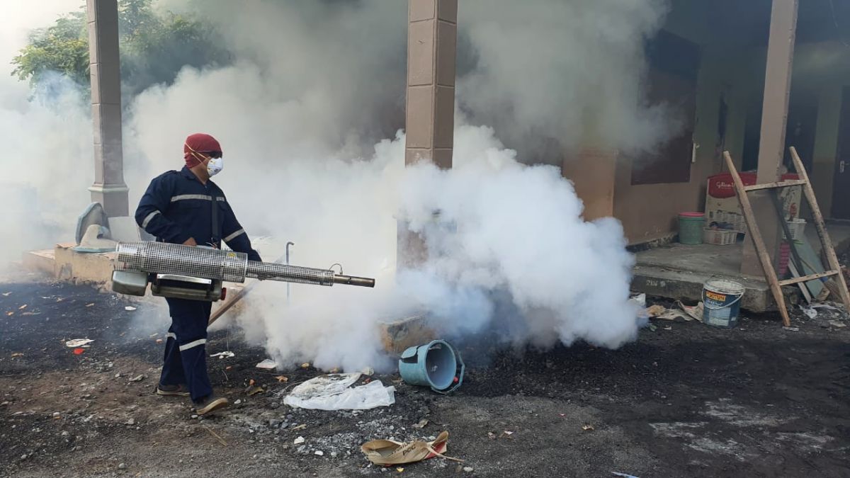 Pemberantasan sarang nyamuk dengan cara fogging di Kota Probolinggo (Foto: Mahfud Hidayatullah/jatimnow.com)