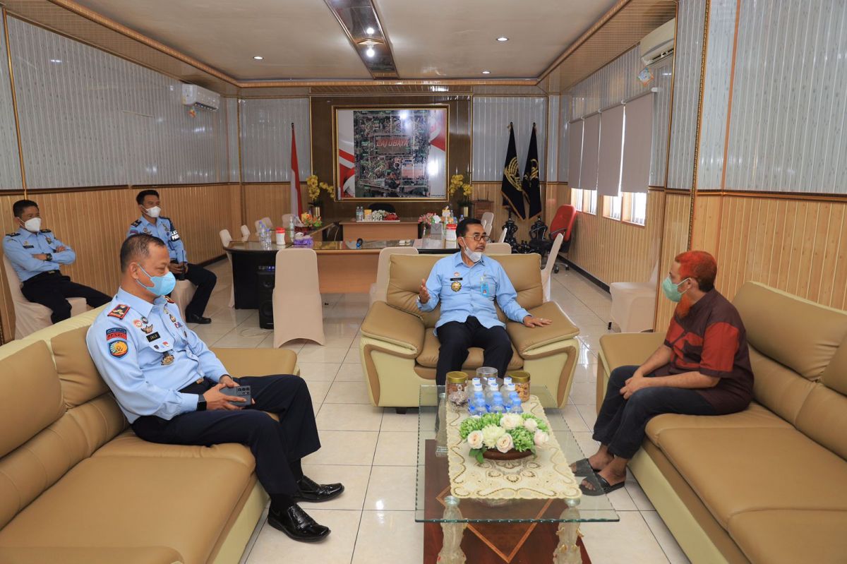 Umar Patek ngobrol santai bersama Kakanwil Kemenkumham Jatim, Zaeroji dan Kalapas I Surabaya, Jalu Yuswa Panjang (Foto-foto: Humas Kanwil Kemenkumham Jatim)