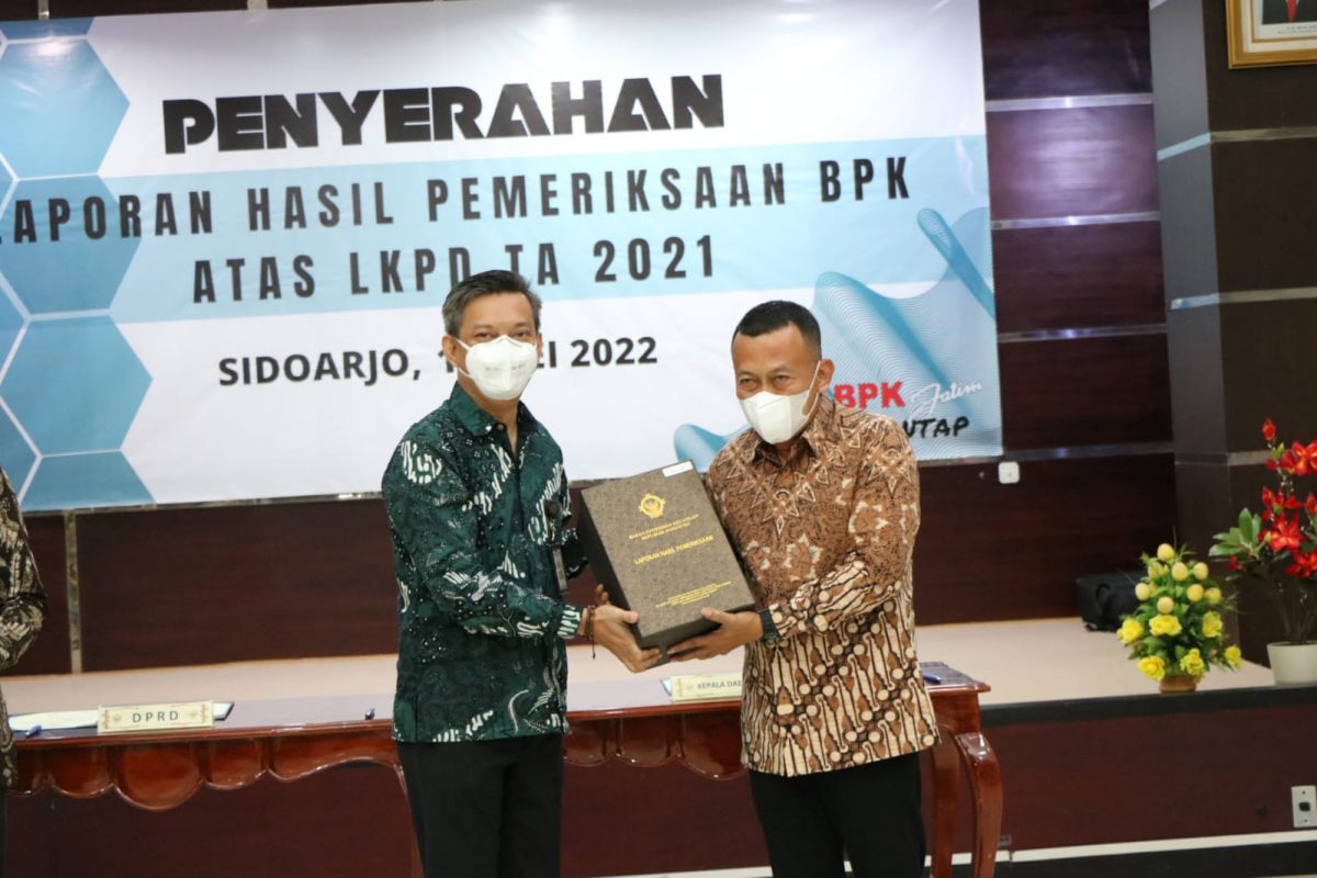 Bupati Ponorogo, Kang Giri Menerima WTP di Kantor BPK RI Perwakilan Provinsi Jawa Timur (Foto: Humas Pemkab Ponorogo/jatimnow.com)