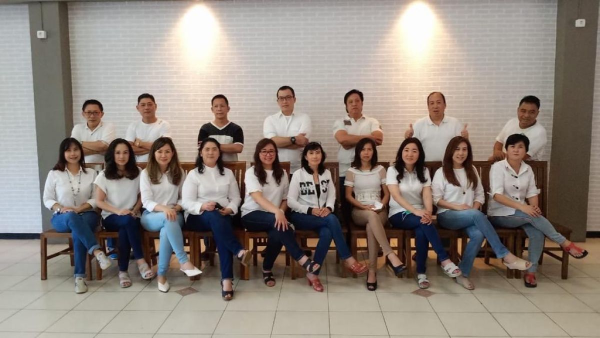 Alumni 89 SMAK St Louis 1 Surabaya usai menggelar bakti sosial. (Foto-foto: Nainny for jatimnow.com)