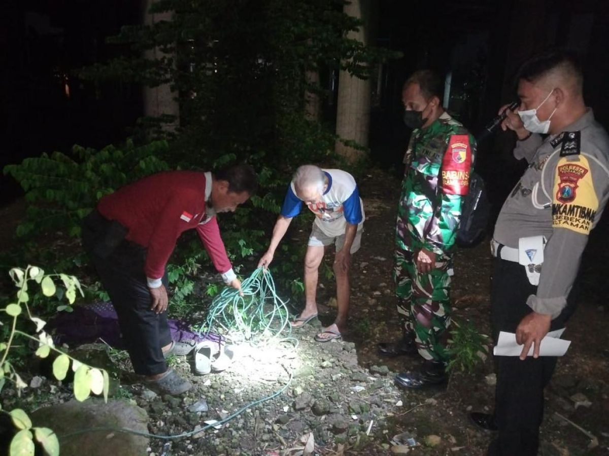 Polisi melakukan olah TKP kakek gantung diri (Foto: Polsek Taman for jatimnow.com)