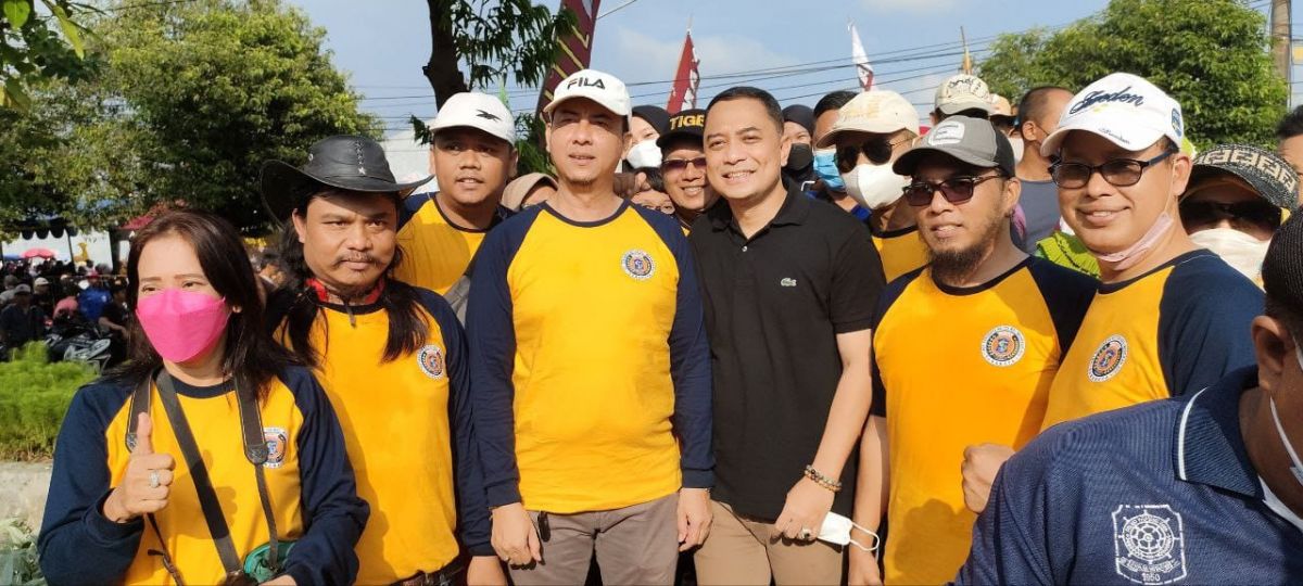Wali Kota Surabaya Eri Cahyadi hadir membaur bersama warga Medokan Ayu, Kecamatan Rungkut, Surabaya, dalam jalan santai warga dalam rangka Hari Jadi Kota Surabaya ke-729. (Foto: Narendra Bakrie/jatimnow.com)