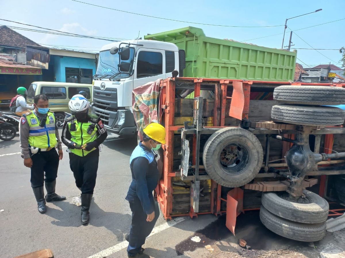 Seruduk Tiga Toko, Truk Muatan Bubuk Cabai Terguling di Raya Jati Sidoarjo