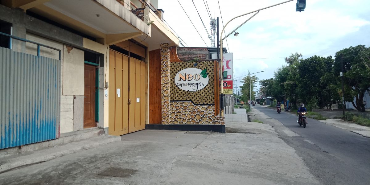 Cafe & Karaoke Kediri Digrebek Polda Jatim, Pemilik Bantah Sediakan Striptis