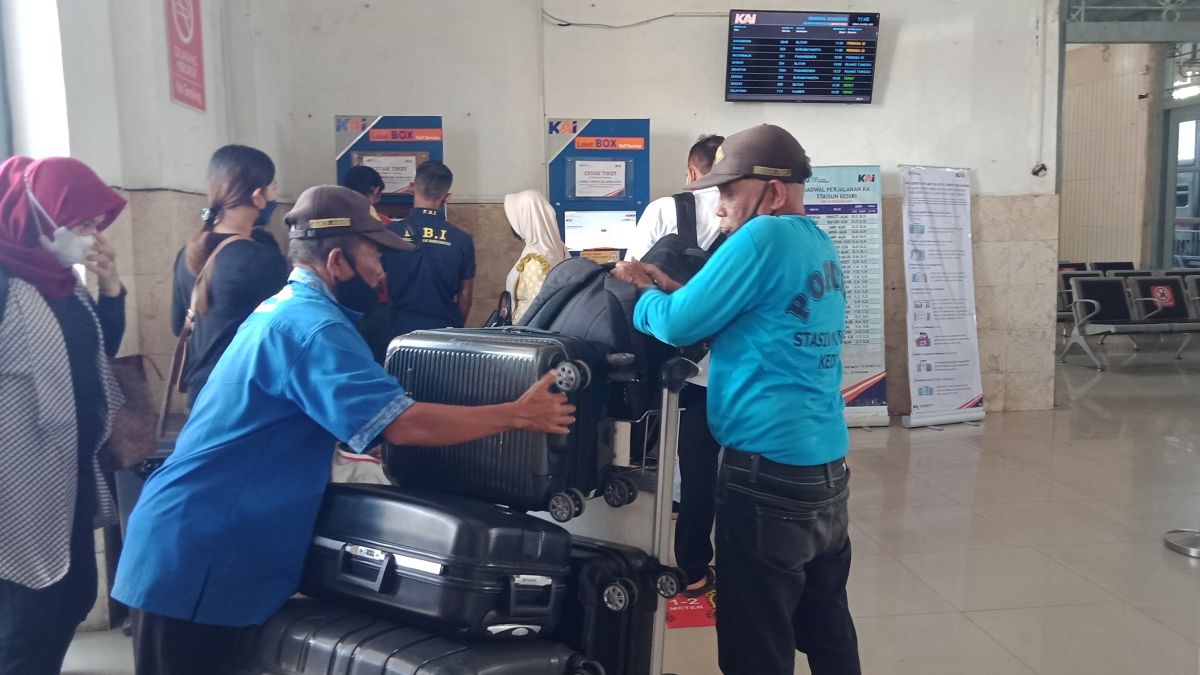 Agus (kiri) dan Sukadi (kanan) saat mengangkut barang penumpang di Stasiun Kediri (Foto: Yanuar Dedy/jatimnow.com)