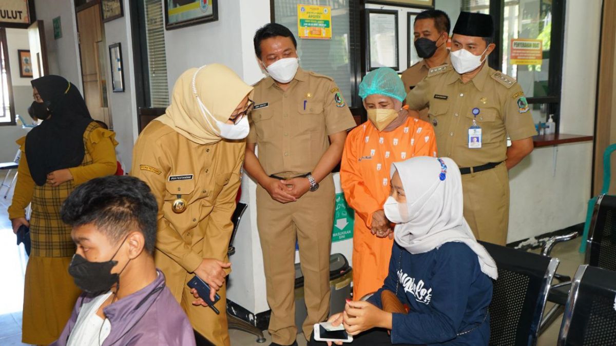 Bupati Banyuwangi Ipuk Fiestiandani saat memastikan pelayanan publik di hari pertama masuk kerja (Foto-foto: Humas Pemkab Banyuwangi)