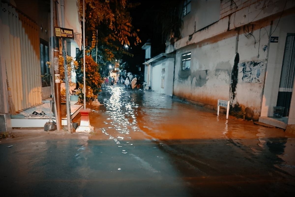Banjir rob yang sempat menerjang pemukiman warga di Paciran, Lamongan (Foto: Agus Hermanto for jatimnow.com)