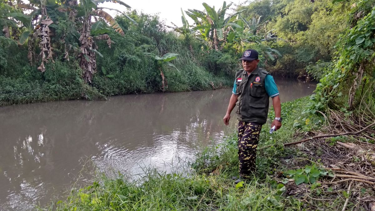 Relawan TRC BPBD Kabupaten Sidoarjo saat mengecek lokasi yang diduga menjadi tempat terceburnya anak berkebutuhan khusus (Foto: Achmad Supriyadi/jatimnow.com)