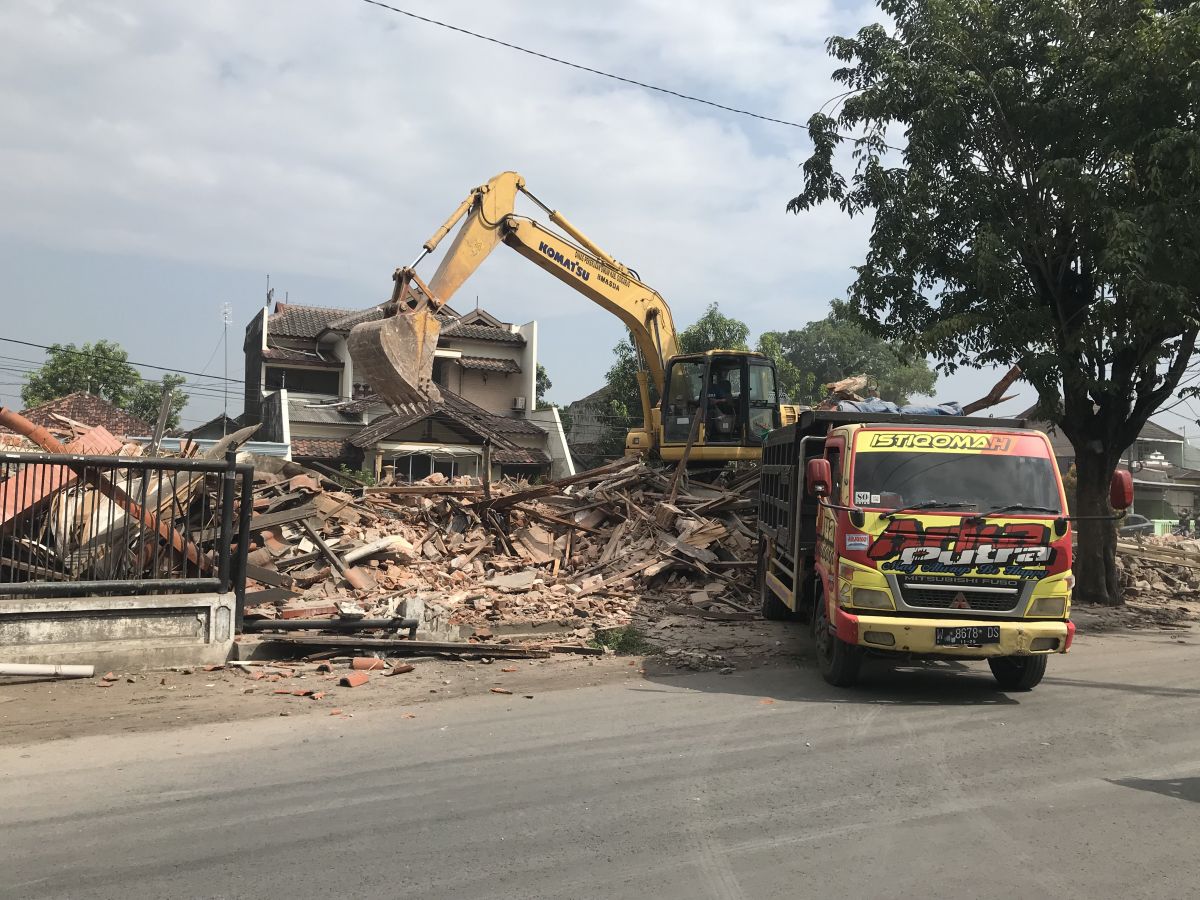 Proses pembongkaran bangunan terdampak fly over. (Foto: Zainul Fajar/jatimnow.com)