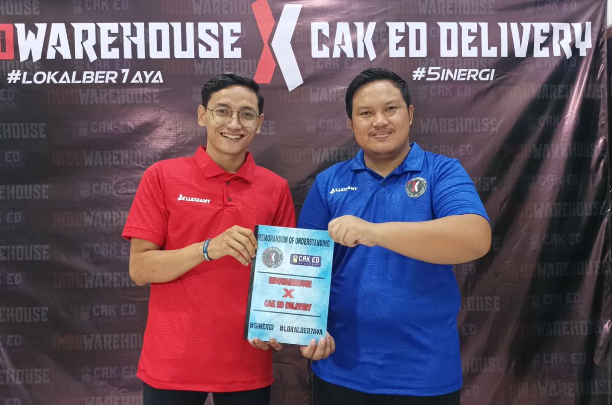 M. Harryanto owner Indowarehouse (kanan) dan Edy Tri Junianto (kiri) tandatangani MoU perjanjian kerjasama. (Foto: Sahlul Fahmi/jatimnow.com)