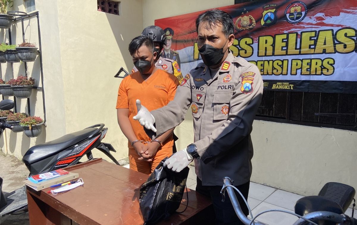 Pelaku saat dirilis di Polsek Pare. (Foto : Yanuar Dedy/jatimnow.com)