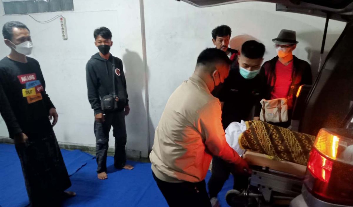 Jenazah dr Achmad Yurianto tiba di rumah duka di Kota Batu (Foto: Galih Rakasiwi/jatimnow.com)