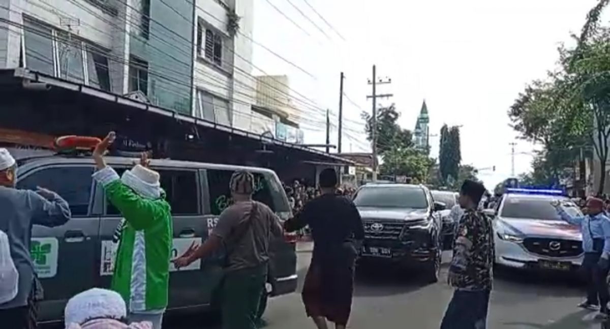 Ribuan santri dan alumni Ponpes Syaichona Moh. Cholil menunggu kedatangan jenazah RKH. Fakhrillah Aschal, Sabtu (15/05/2022) .(Foto: Screenshot Video Kedatangan Jenazah RKH. Fakhrillah Aschal bin Abdullah Schal)