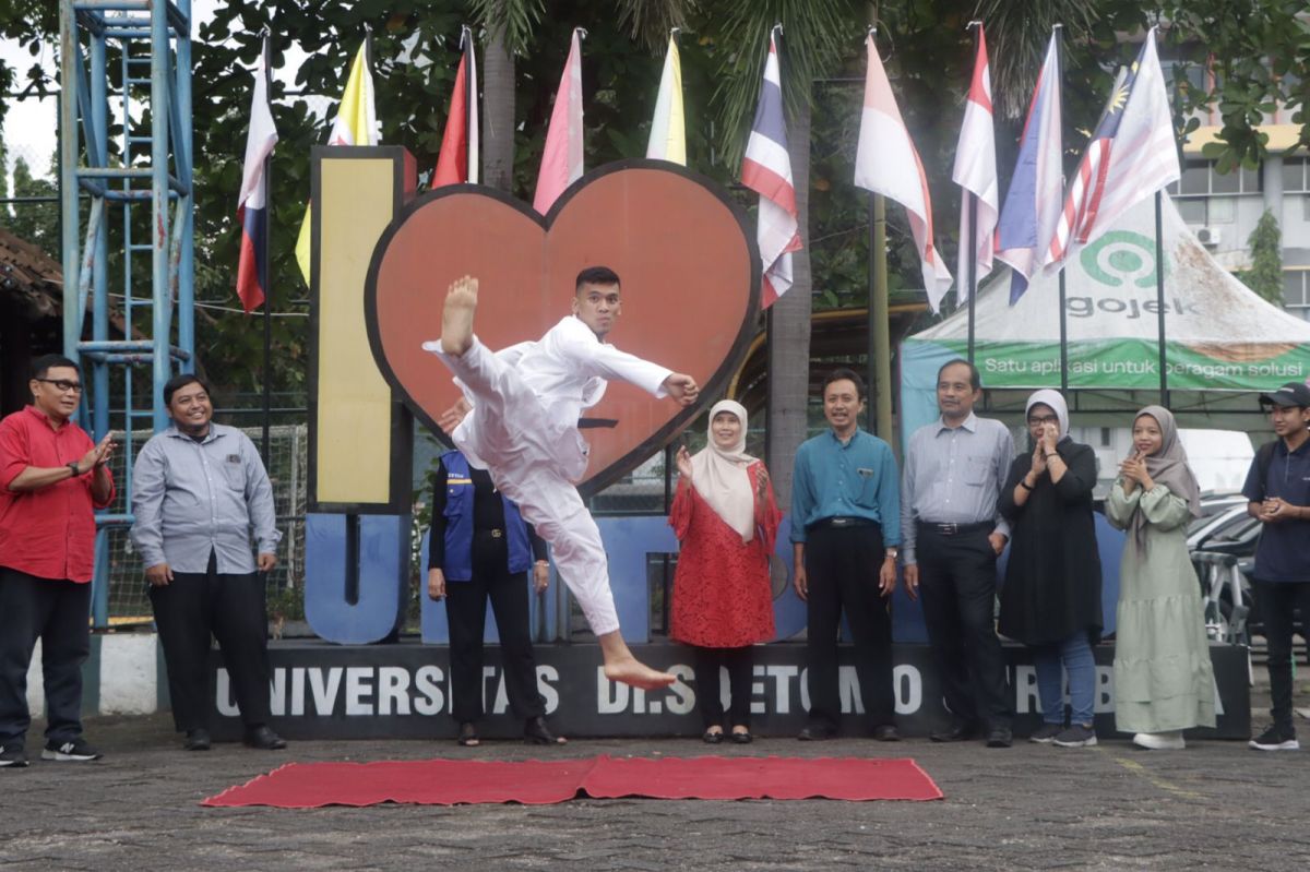 Ignatius Joshua Kandau memperagakan aksinya saat kembali ke Kampus Unitomo. (Foto: Humas Unitomo)