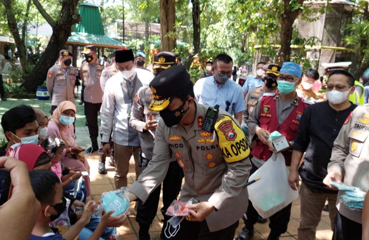 Tinjau KBS, Kapolda Jatim Ajak Pengunjung Manfaatkan Layanan Vaksinasi