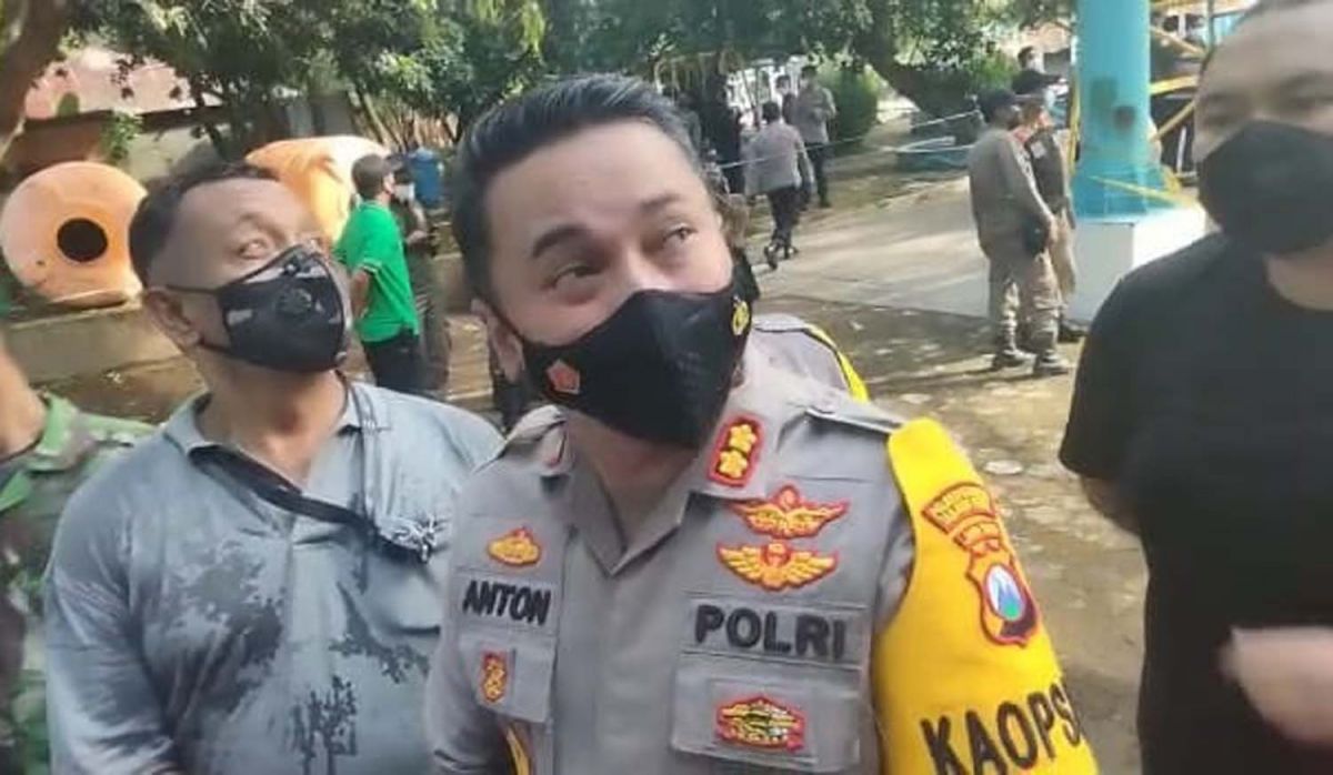 Kapolres Pelabuhan Tanjung Perak, AKBP Anton Elfrino Trisanto saat meninjau lokasi ambrolnya seluncuran kolam renang di KenPark, Surabaya (Foto: Zain Ahmad/jatimnow.com)