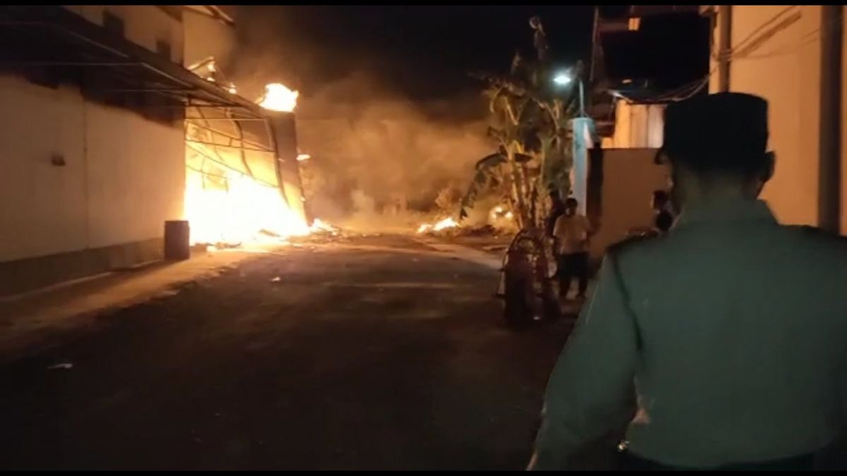 Gudang pabrik makanan ringan terbakar.(Foto: Bramanta Pamungkas)