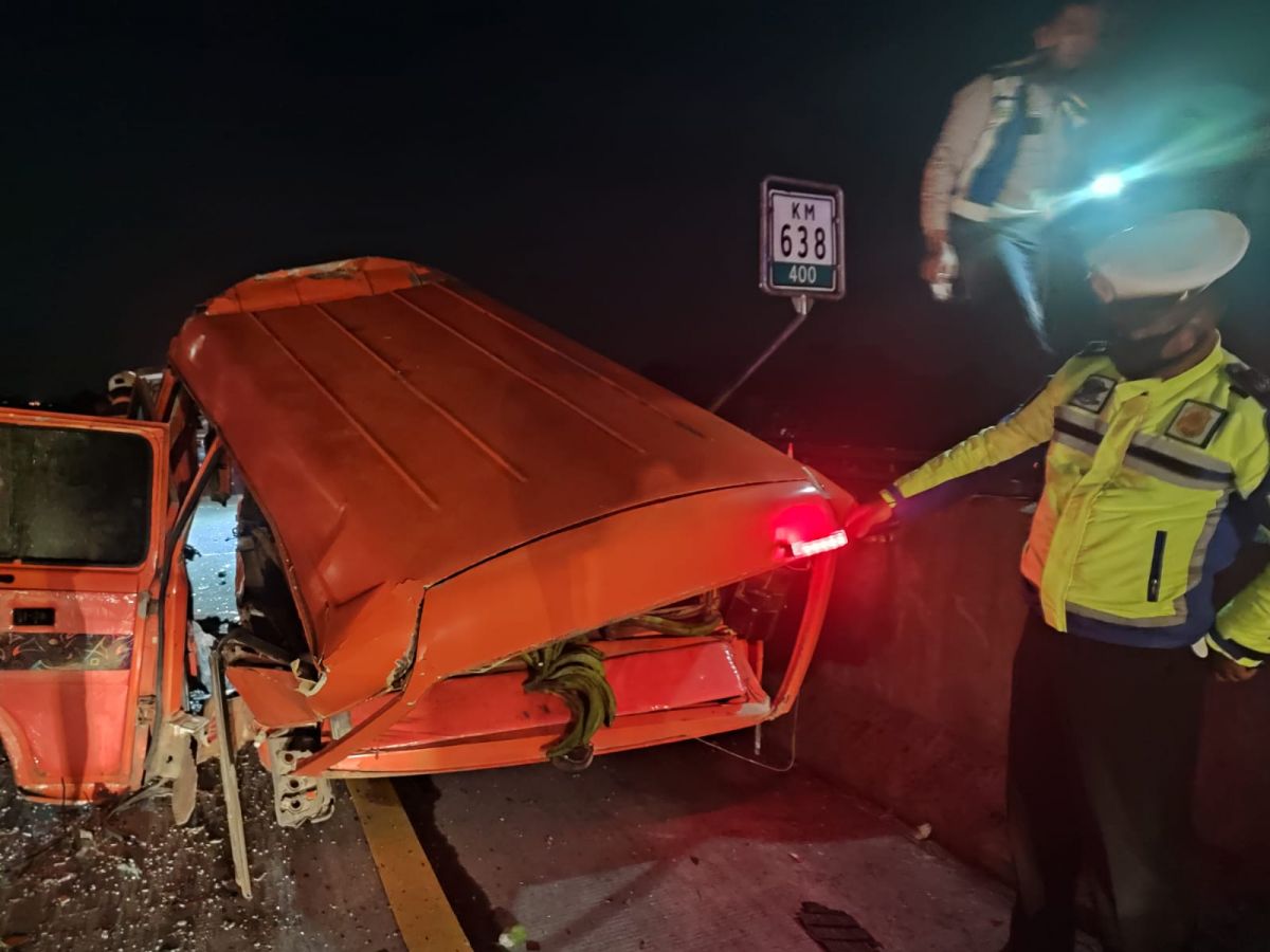 Proses evakuasi korban dari kendaraan Elf yang kondisinya ringsek. (Foto: PJR Polda Jatim)