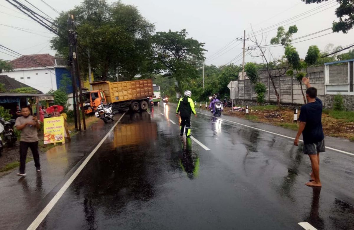 Kecelakaan tiga truk di Pasuruan (Foto: Ulum for jatimnow.com)