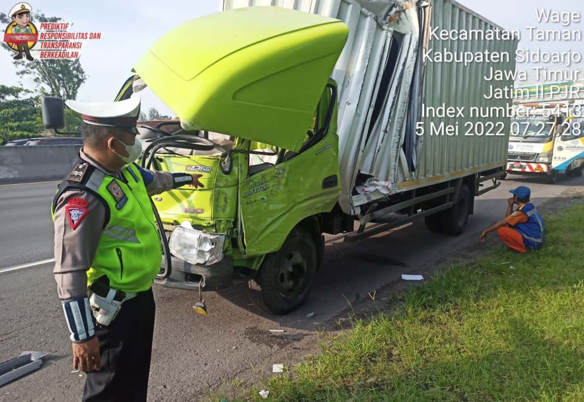 Kondisi truk boks yang mengalami kecelakaan tunggal di Tol Sidoarjo-Waru (Foto: Unit II Sat PJR Polda Jatim for jatimnow.com)