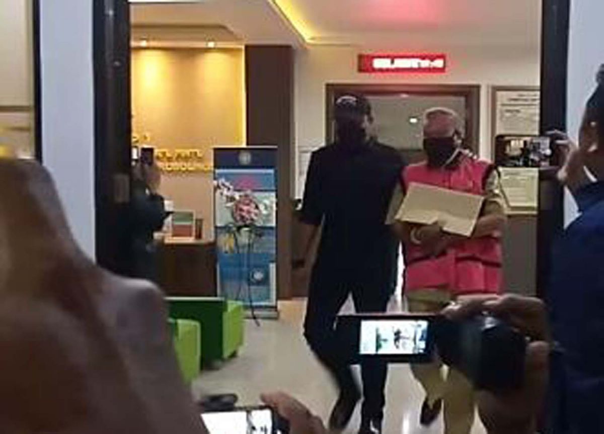 Kepala Disdikbud Kota Probolinggo Mochammad Maskur saat dibawa ke lapas untuk ditahan (Foto: Mahfud Hidayatullah/jatimnow.com)