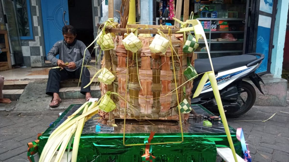 Bikin Ketupat Raksasa, Cara Warga Kampung Meduran Syukuri Idul Fitri