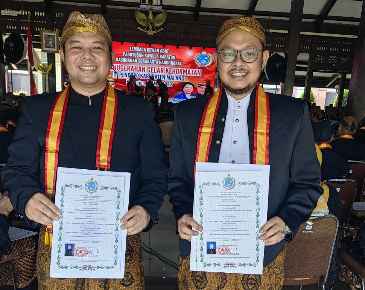 Pengasuh Ponpes Miftahul Ulum, Karang Durin, Karang Penang Sampang, KH. Ach. Fauzan Zaini (kanan) menerima gelar kehormatan dari Keraton Surakarta Hadiningrat.(Foto: Spesial for JatimNow)